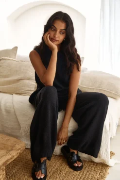 Cropped>Hello Molly Cozy Evenings Vest Top Black